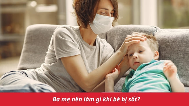 Ba mẹ cần làm gì khi bé bị sốt nhưng vẫn chơi bình thường?