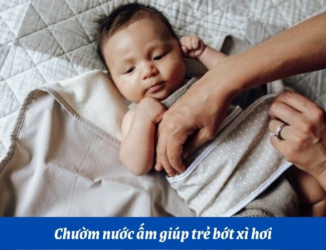 Chườm nước ấm giảm tình trạng xì hơi ở trẻ sơ sinh